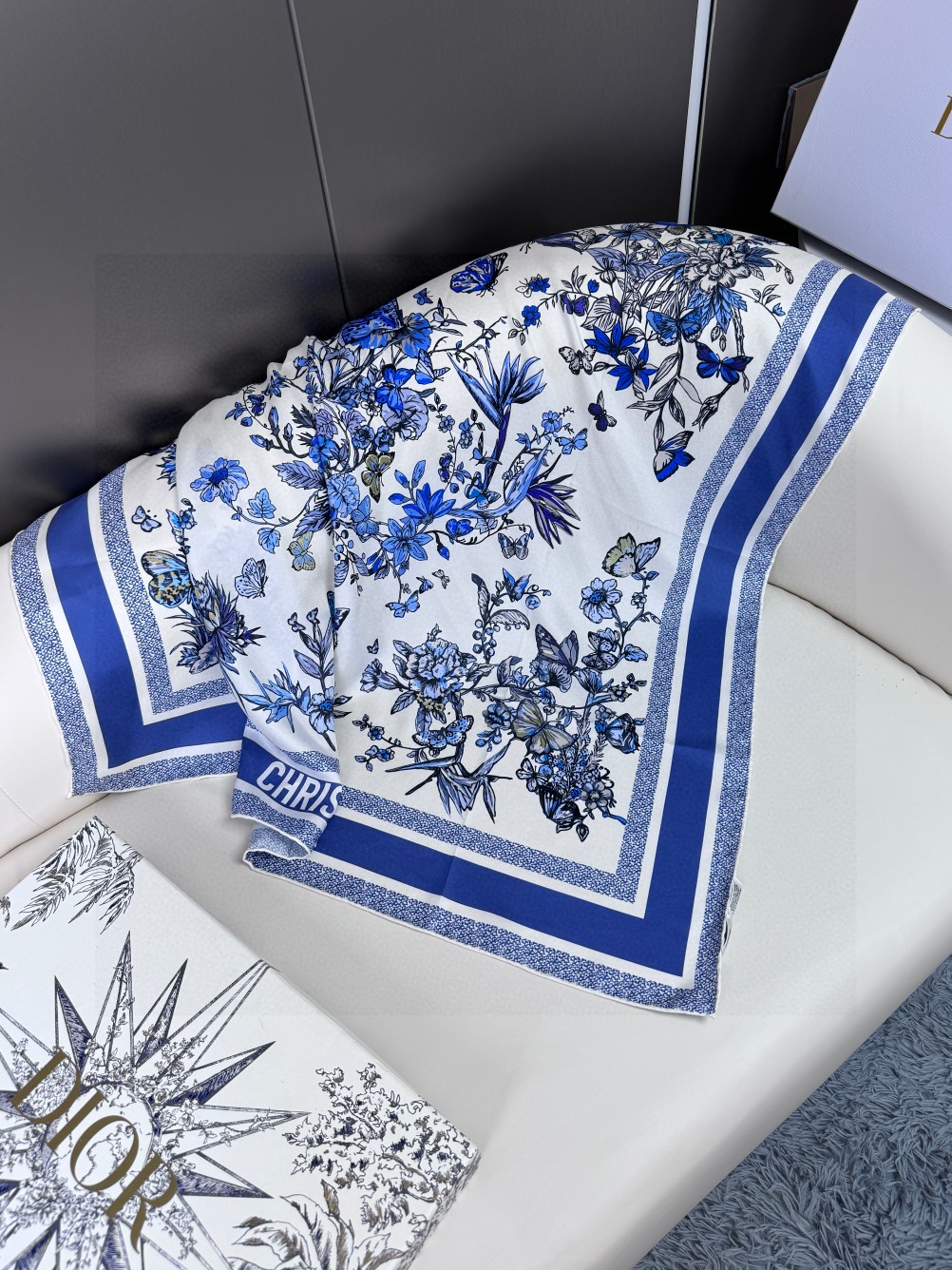  品名   墨西哥花朵
面料：真丝
尺寸：90*90
颜色： 蓝色 粉色 绿色
这款白色方巾饰以彼得罗·
