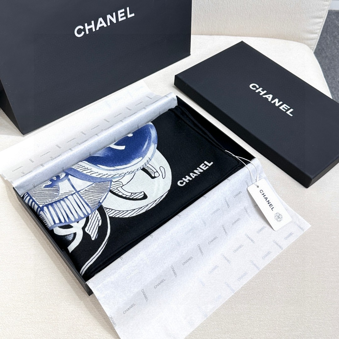 【钱币】
高性价比香奈儿（CHANEL）  【双面同色】 高密度 高工艺
140*140大披肩，70%羊