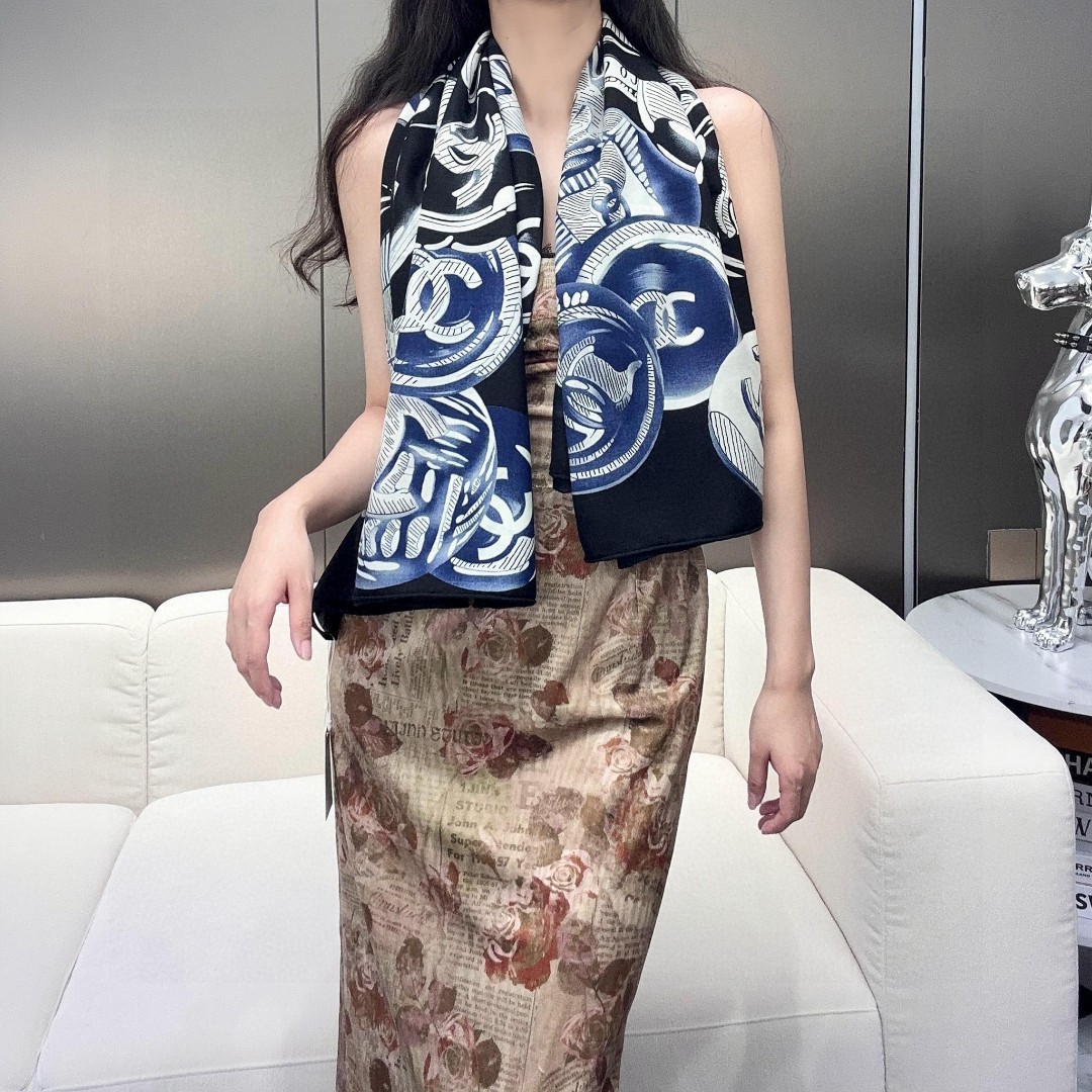 【钱币】
高性价比香奈儿（CHANEL）  【双面同色】 高密度 高工艺
140*140大披肩，70%羊