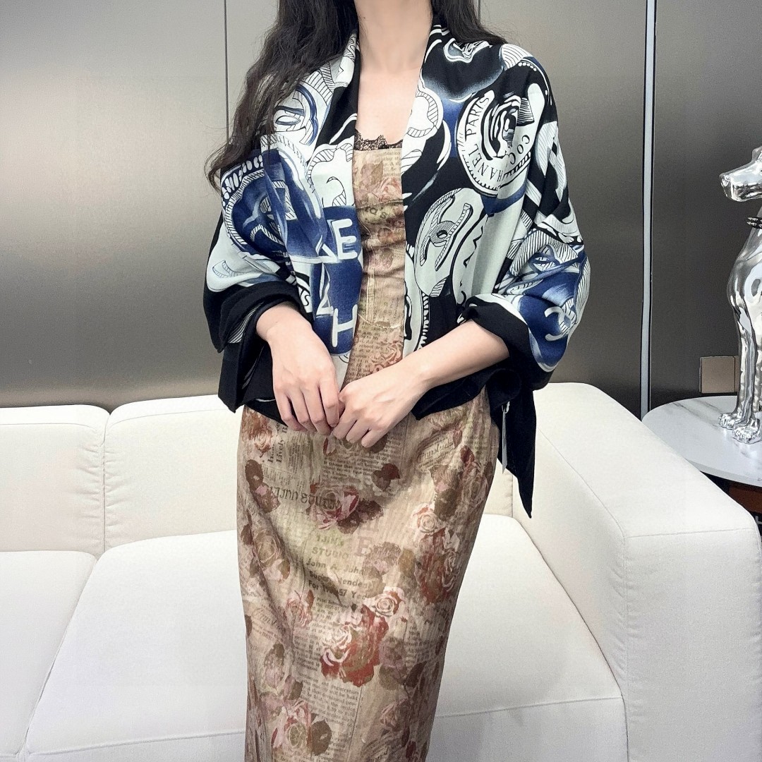 【钱币】
高性价比香奈儿（CHANEL）  【双面同色】 高密度 高工艺
140*140大披肩，70%羊