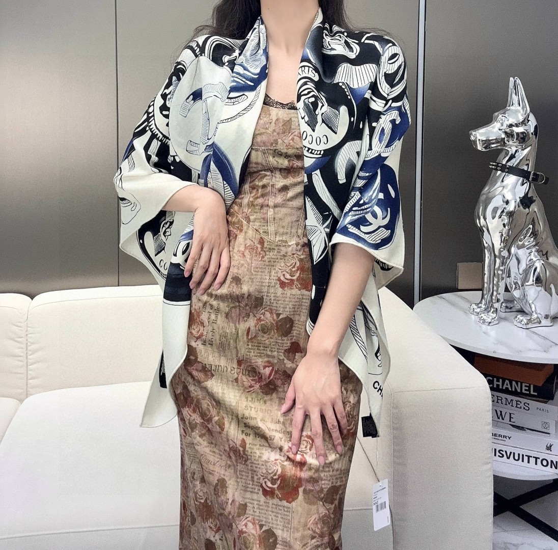  【钱币】
高性价比香奈儿（CHANEL）  【双面同色】 高密度 高工艺
140*140大披肩，70%