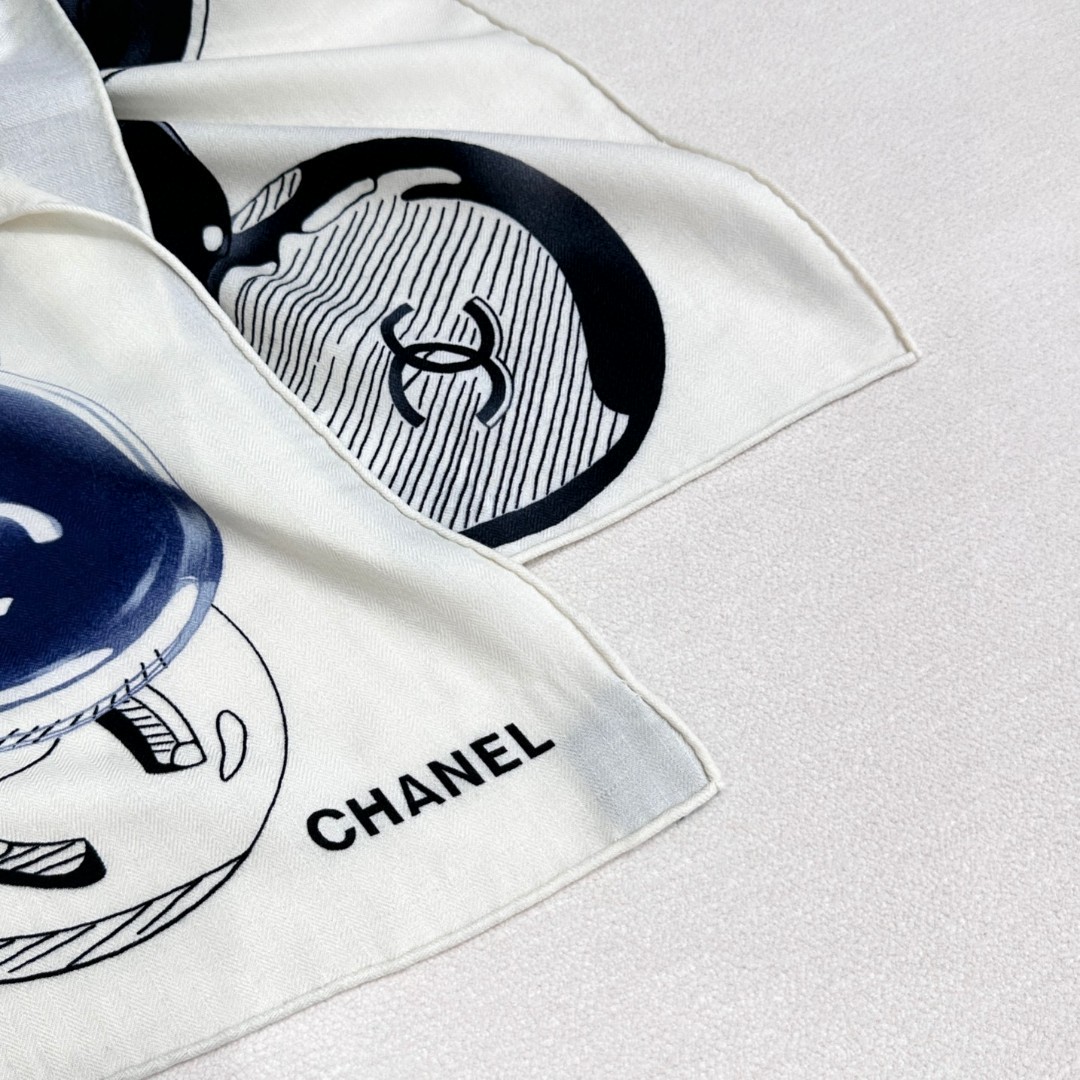  【钱币】
高性价比香奈儿（CHANEL）  【双面同色】 高密度 高工艺
140*140大披肩，70%