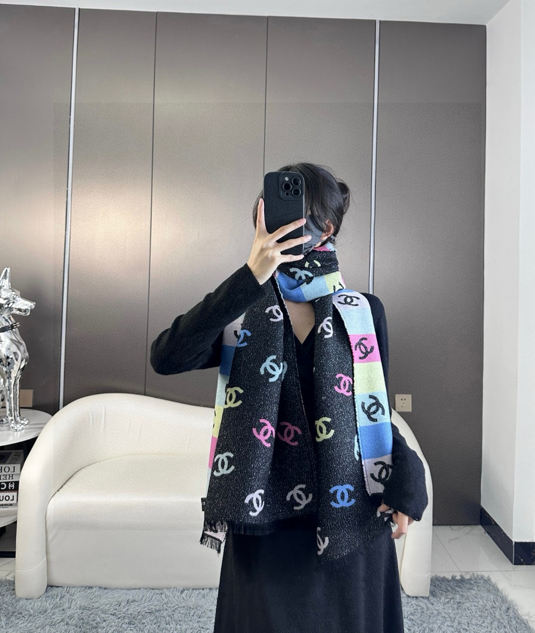 价优版本 chenel24c最美围巾 手感比想象中柔软～两面都很优秀，黑色一面是底色带细闪，彩色一面是l