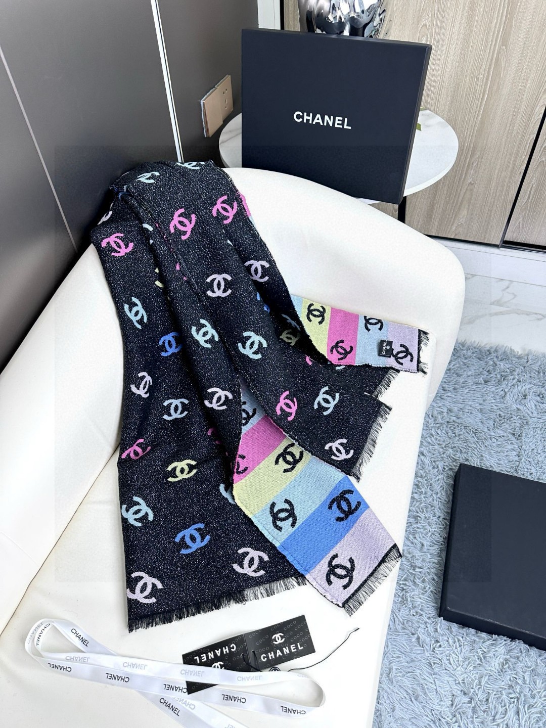 价优版本 chenel24c最美围巾 手感比想象中柔软～两面都很优秀，黑色一面是底色带细闪，彩色一面是l