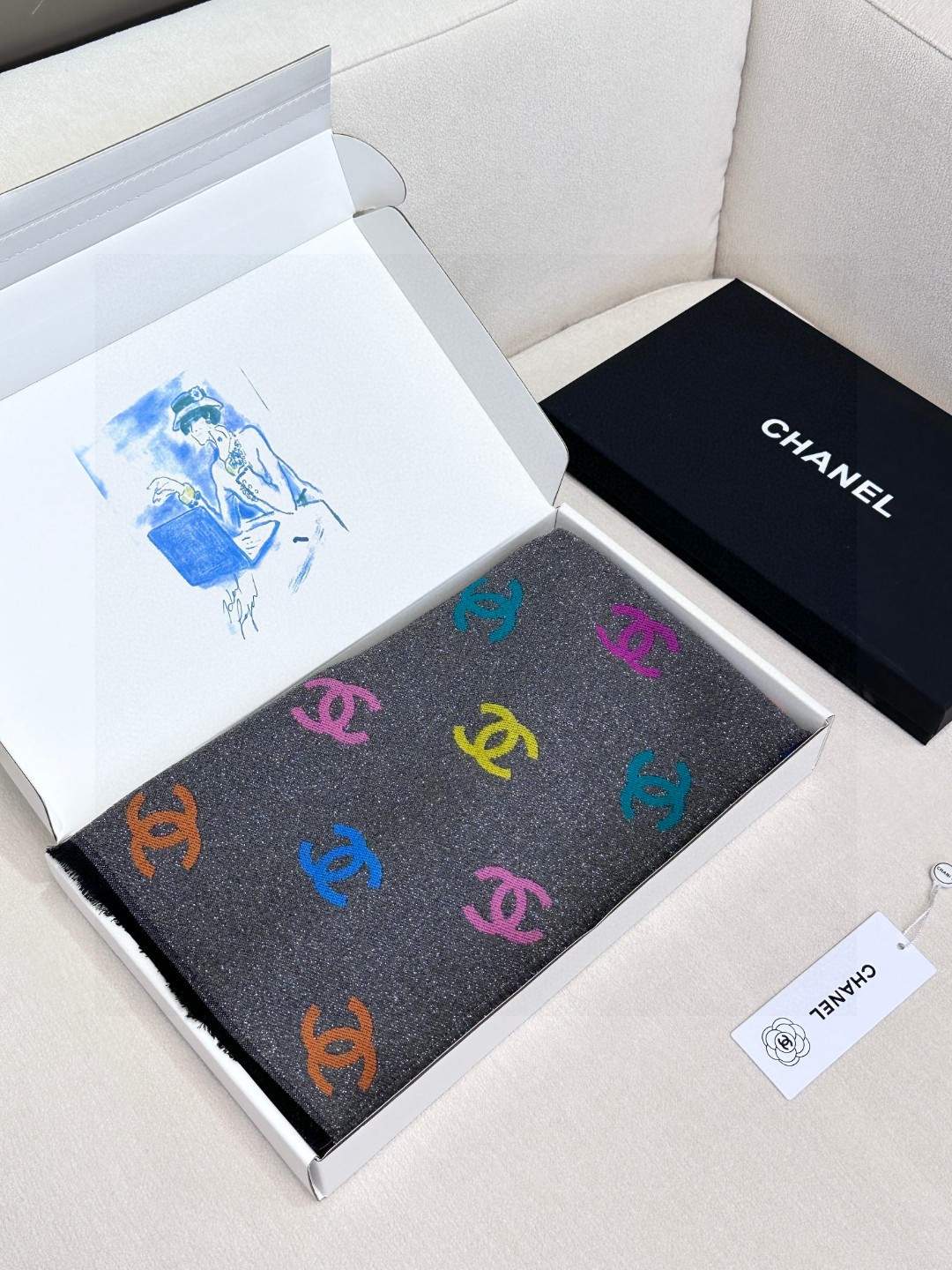 价优版本  chenel24c最美围巾 手感比想象中柔软～两面都很优秀，黑色一面是底色带细闪，彩色一面是