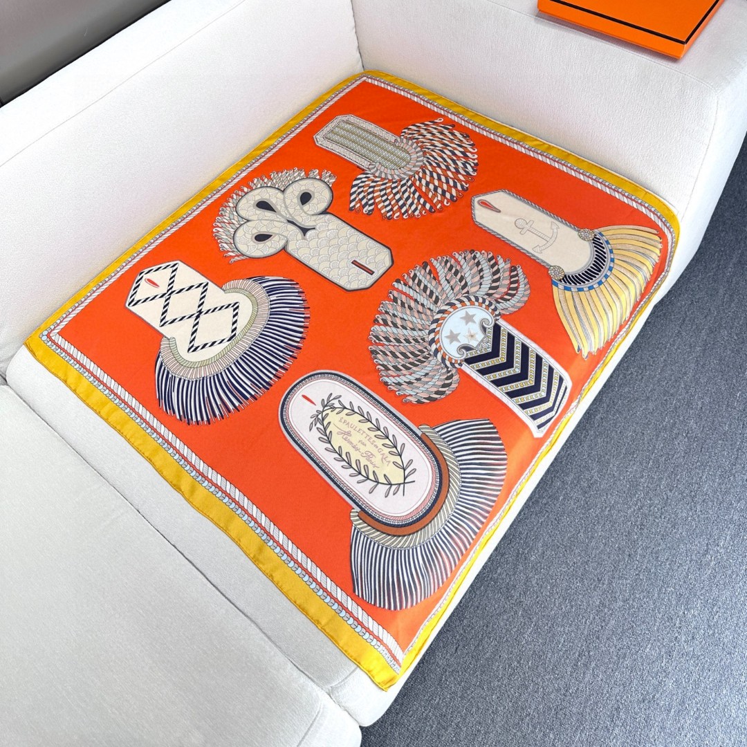 。Hermes ~~
“华丽肩章”90厘米双面方巾
18mm顶级真丝双面异色方巾
手工卷边斜纹真丝双面方