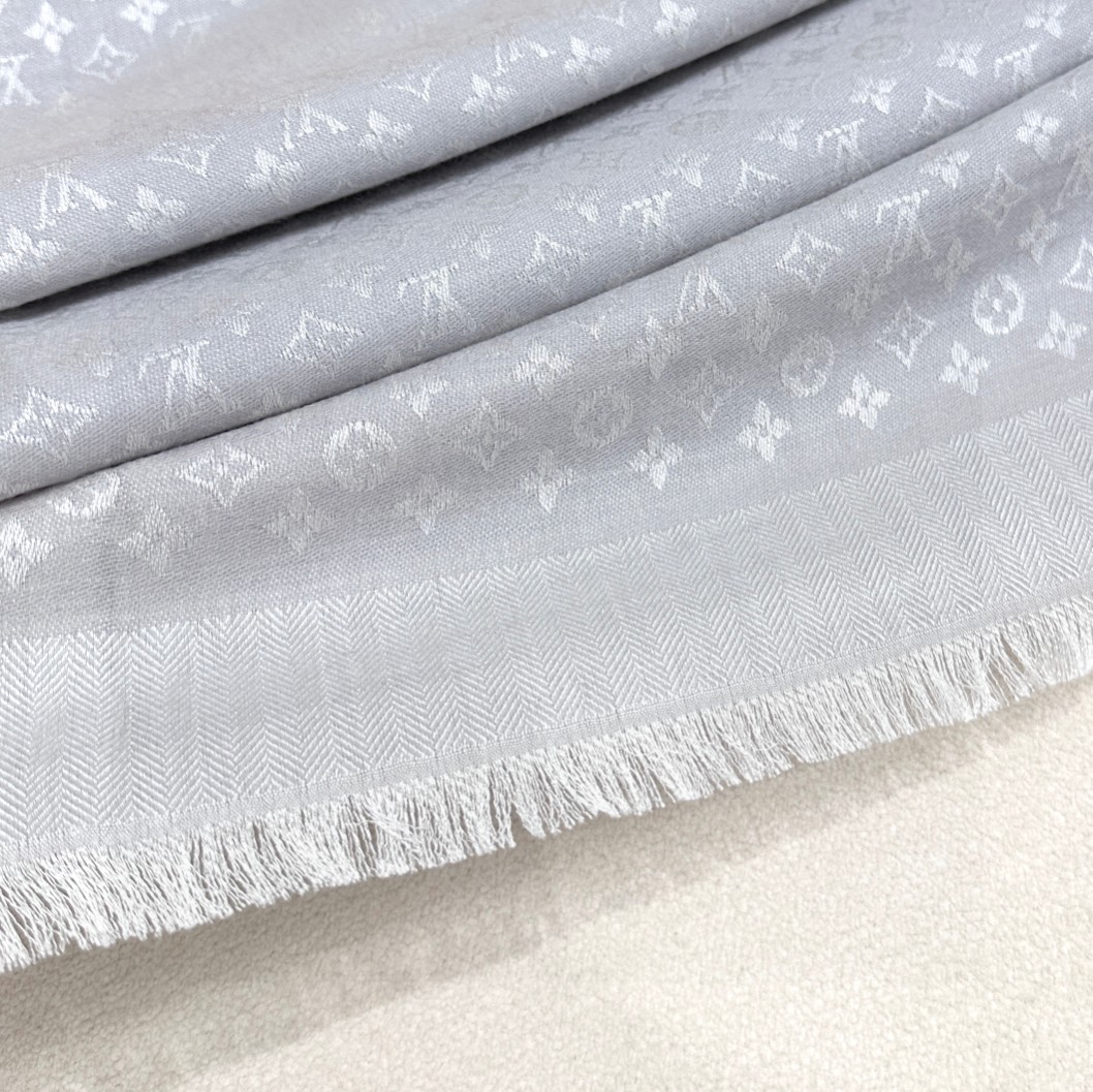   LV新鲜出炉的超赞小披肩~！】披肩尺寸是少有的120cm*120cm，小字母老花的设计，真的超级心水