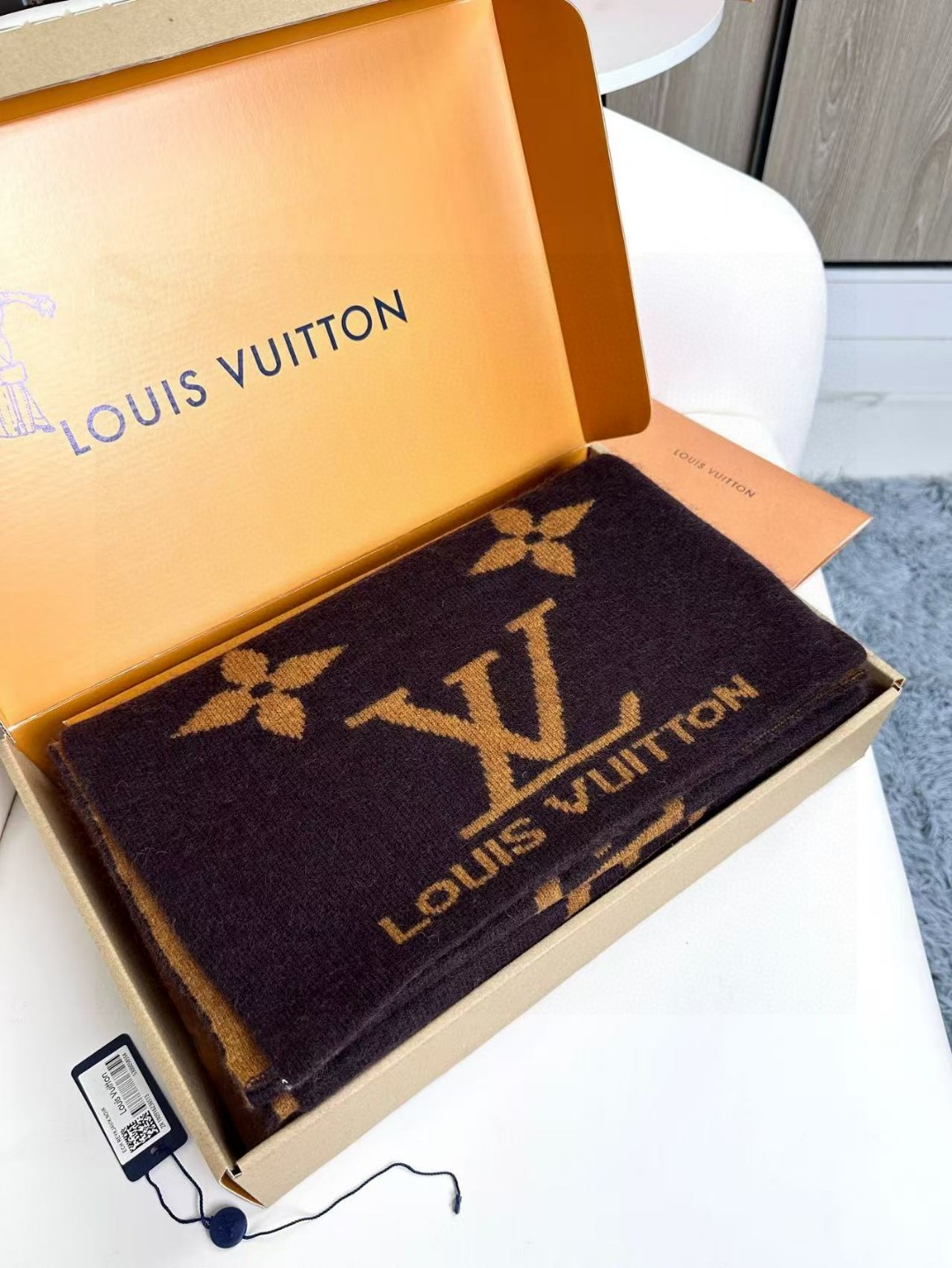   爆款上新 ！2024年最新情侣款👍👍LV 独家牛货🐂  奢华尽在尺寸之间，高端品质‼️具有超高羊绒品