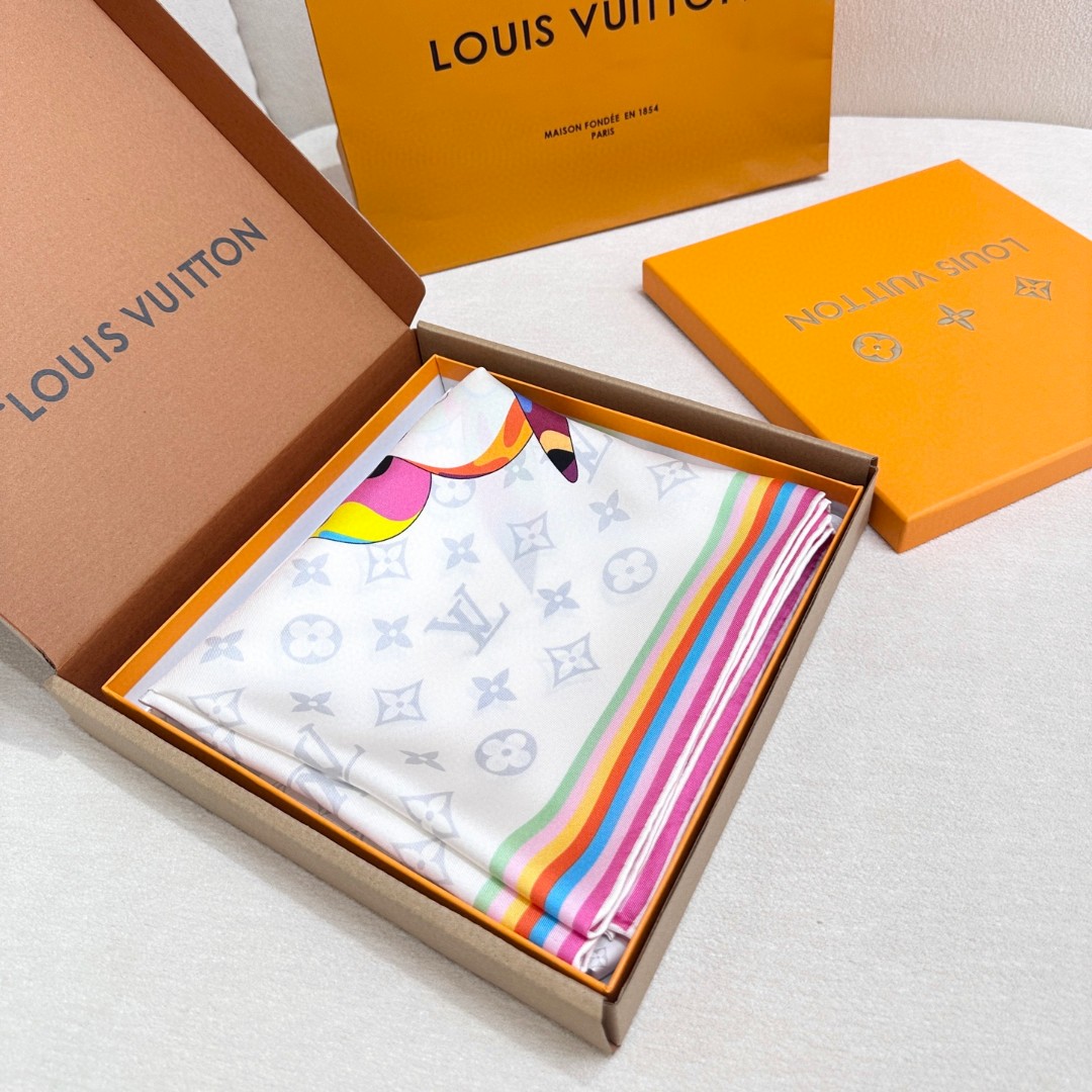  LV x TM SUPERFLAT 90 方巾
【18mm顶级真丝双面同色丝巾】
桑蚕丝方巾出自路易威