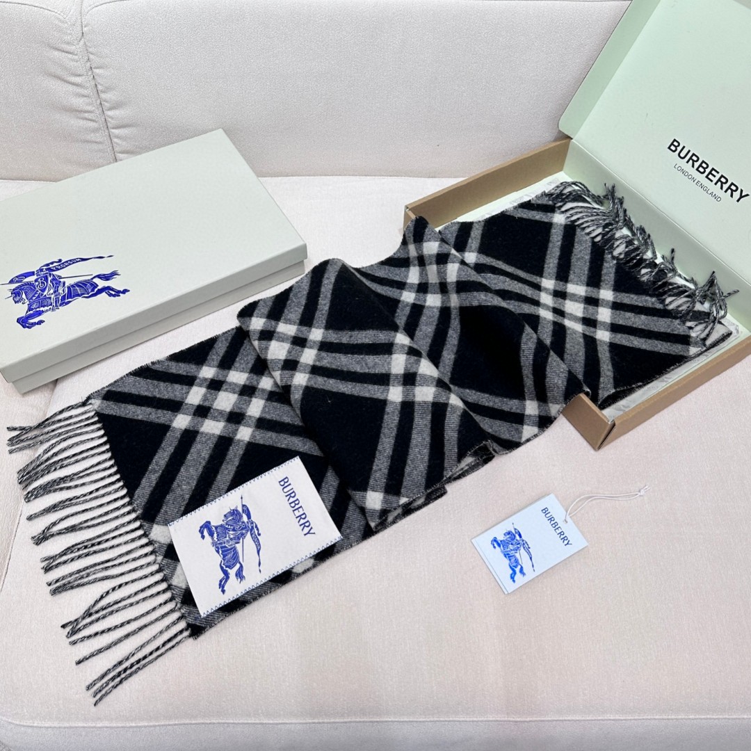   2024年爆款到！ 🆕Burberry · 巴宝莉格子围巾❗️好看的要疯掉了，太有型太有魅力了❗️❗
