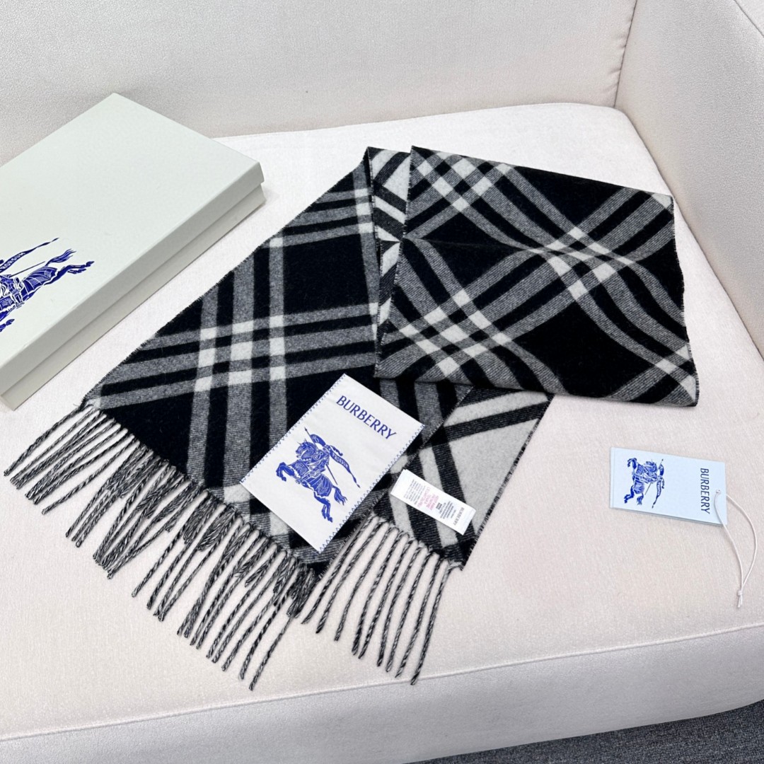   2024年爆款到！ 🆕Burberry · 巴宝莉格子围巾❗️好看的要疯掉了，太有型太有魅力了❗️❗