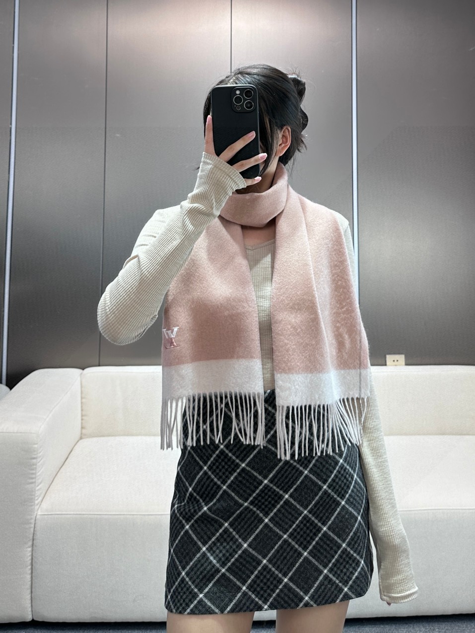   怒赞自留，难得的高端女款‼️家属福利‼️LV非常正的男女围巾~面料大爱，非常柔软细腻舒服，‼️大气简