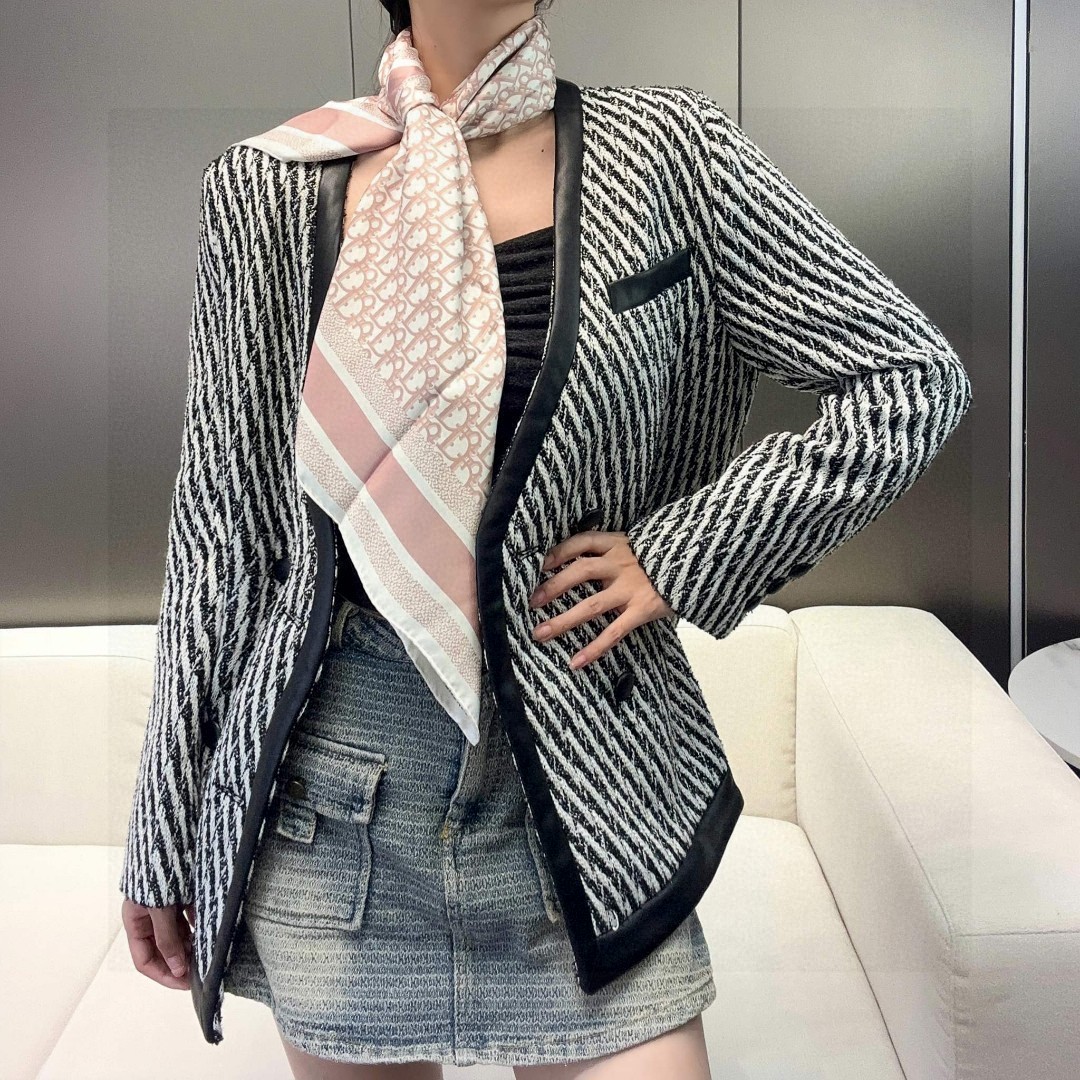 😘👍D家专柜经典主打款【D老花双面90】真丝方巾💟 这款Diortwin方巾采用双色双面设计,向标志性