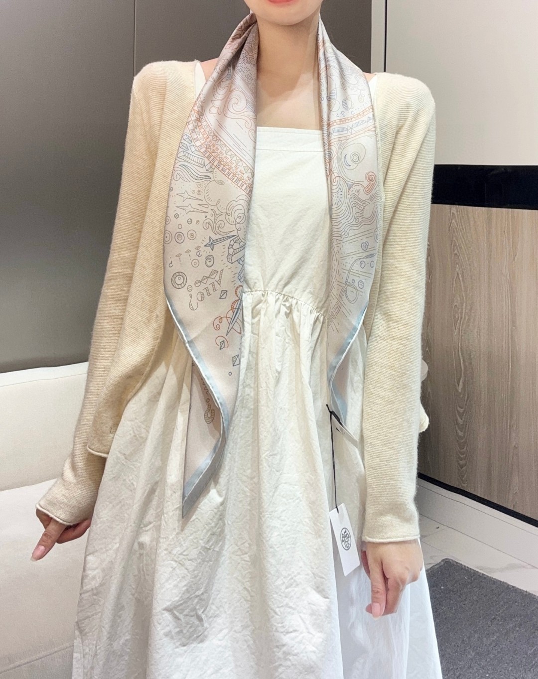  “正在接通中”90方巾
【16mm顶级真丝单面面同色印花】
手工卷边斜纹真丝方巾（100%桑蚕丝）。
