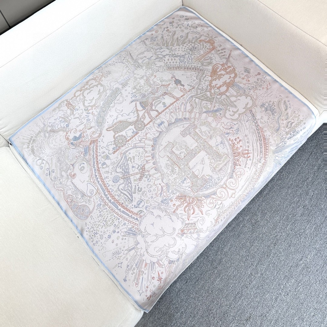  “正在接通中”90方巾
【16mm顶级真丝单面面同色印花】
手工卷边斜纹真丝方巾（100%桑蚕丝）。
