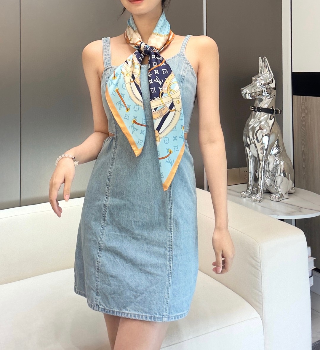 
Flower And StraPs 桑蚕丝方巾以瞩目笔触彰显雅致风范，依托丝印工艺描绘 Monogra