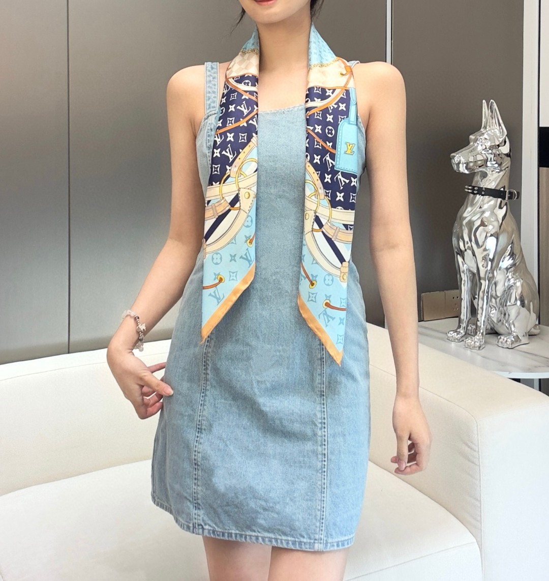 
Flower And StraPs 桑蚕丝方巾以瞩目笔触彰显雅致风范，依托丝印工艺描绘 Monogra