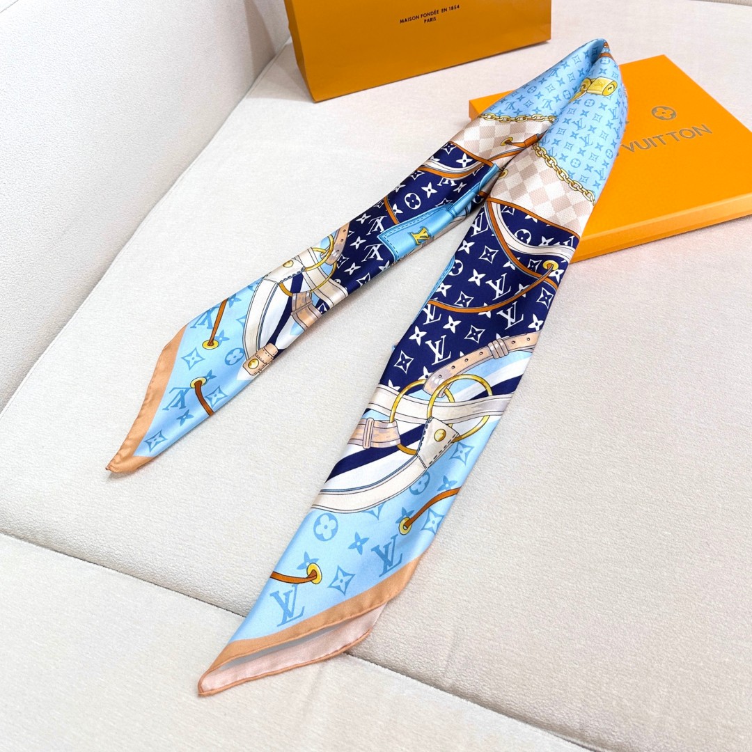 
Flower And StraPs 桑蚕丝方巾以瞩目笔触彰显雅致风范，依托丝印工艺描绘 Monogra