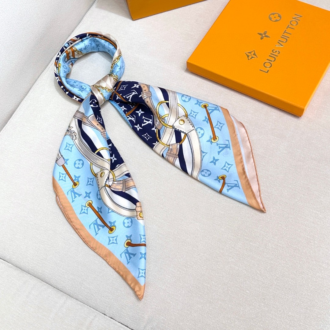 
Flower And StraPs 桑蚕丝方巾以瞩目笔触彰显雅致风范，依托丝印工艺描绘 Monogra