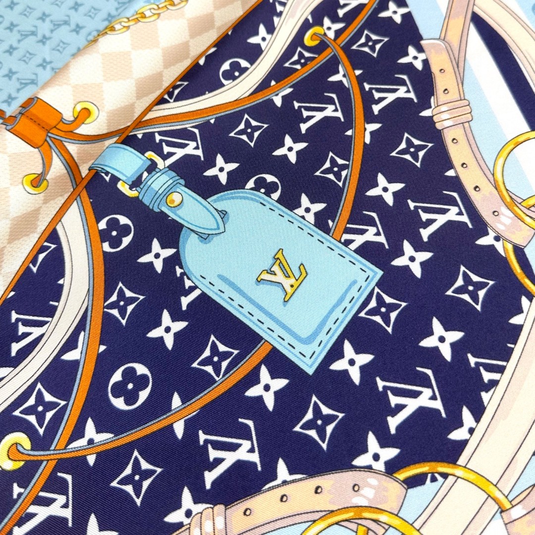 
Flower And StraPs 桑蚕丝方巾以瞩目笔触彰显雅致风范，依托丝印工艺描绘 Monogra