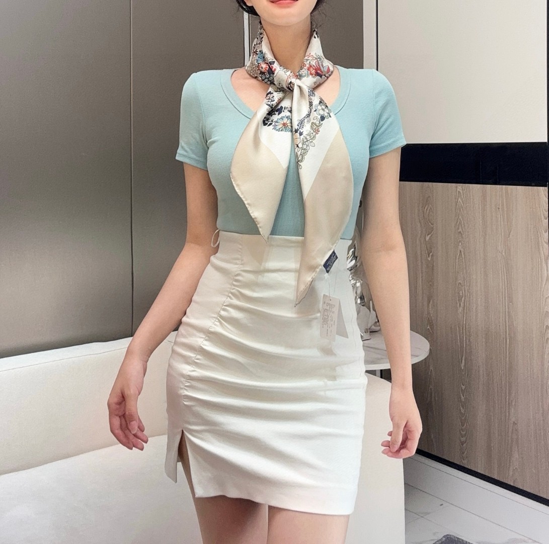 2025年春款爱马仕HERMES华丽的缰辔花卉版”1材质桑蚕丝②配色4款
3设计师克莉丝汀娜·亨利