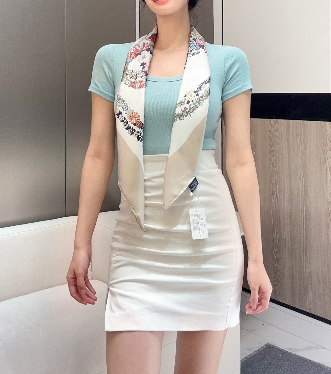 2025年春款爱马仕HERMES华丽的缰辔花卉版”1材质桑蚕丝②配色4款
3设计师克莉丝汀娜·亨利