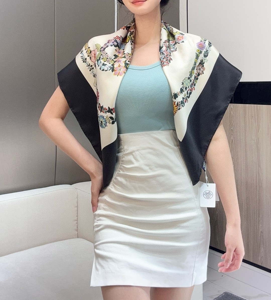 2025年春款爱马仕HERMES华丽的缰辔花卉版”1材质桑蚕丝②配色4款
3设计师克莉丝汀娜·亨利