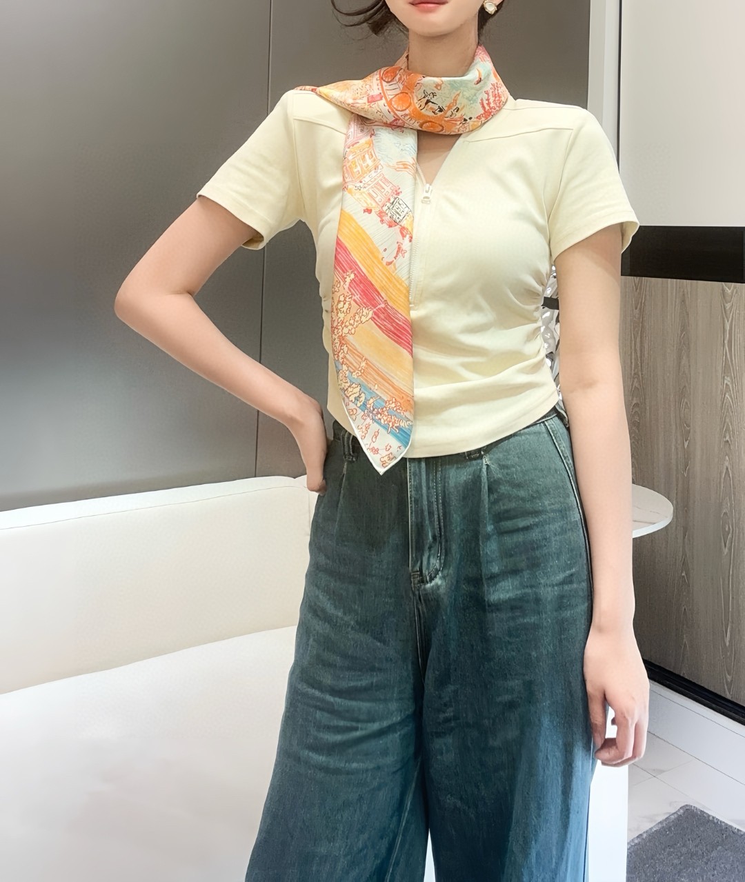   “翱翔福宝之梦”90方巾～18mm顶级真丝双面印花
手工卷边斜纹真丝方巾（100%桑蚕丝）。
这款爱