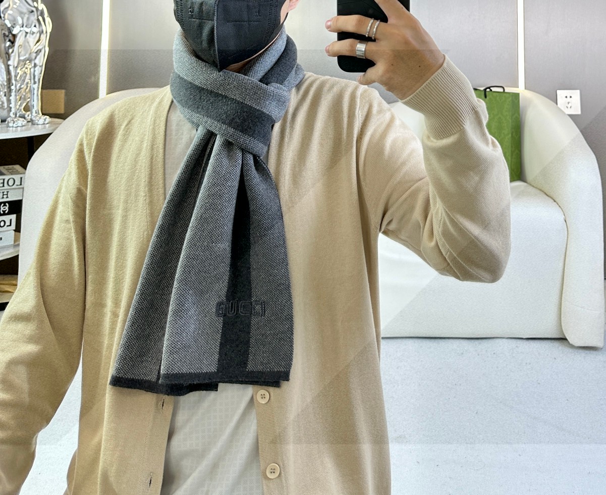  GUCCI 爆款上新 高端男士围巾👍【经典条纹】独家牛货🐂  简单的Logo，体现出高品味 冬季必备！