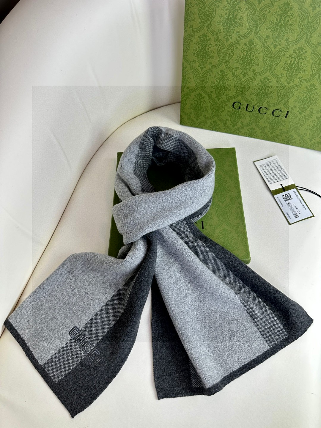  GUCCI 爆款上新 高端男士围巾👍【经典条纹】独家牛货🐂  简单的Logo，体现出高品味 冬季必备！