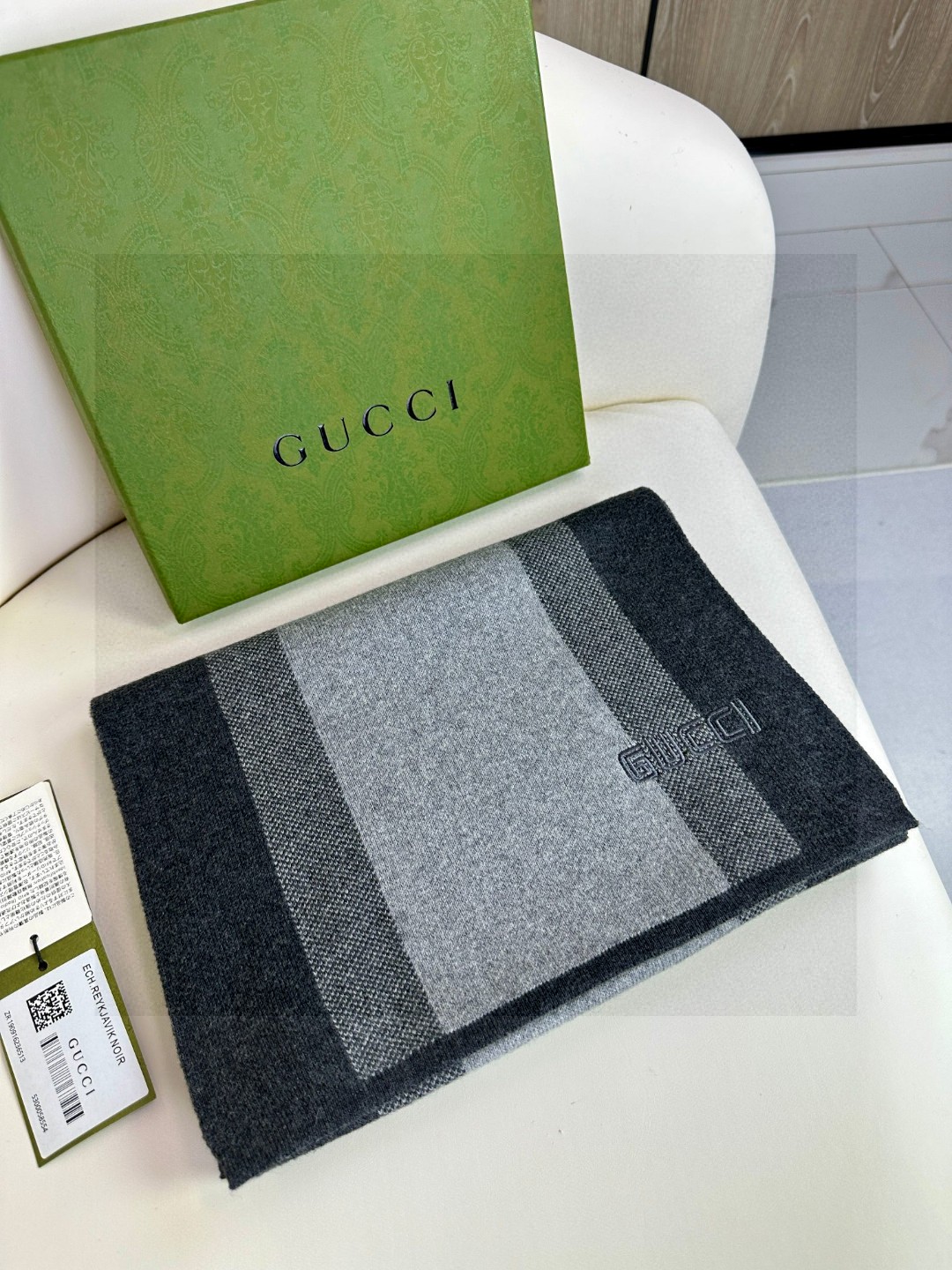  GUCCI 爆款上新 高端男士围巾👍【经典条纹】独家牛货🐂  简单的Logo，体现出高品味 冬季必备！