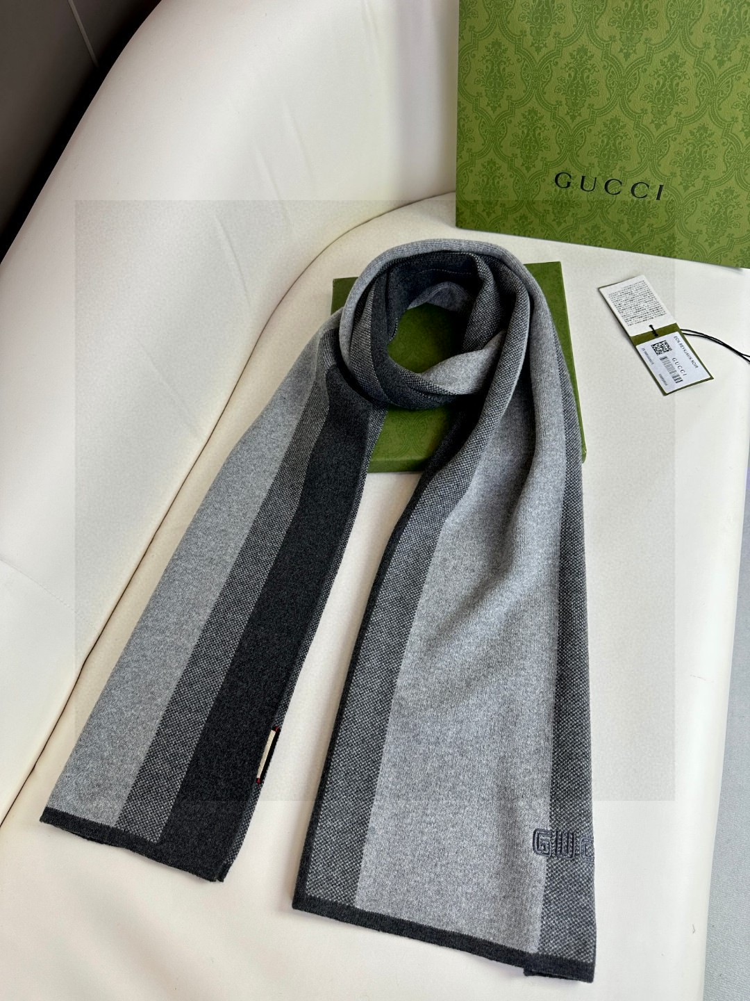  GUCCI 爆款上新 高端男士围巾👍【经典条纹】独家牛货🐂  简单的Logo，体现出高品味 冬季必备！