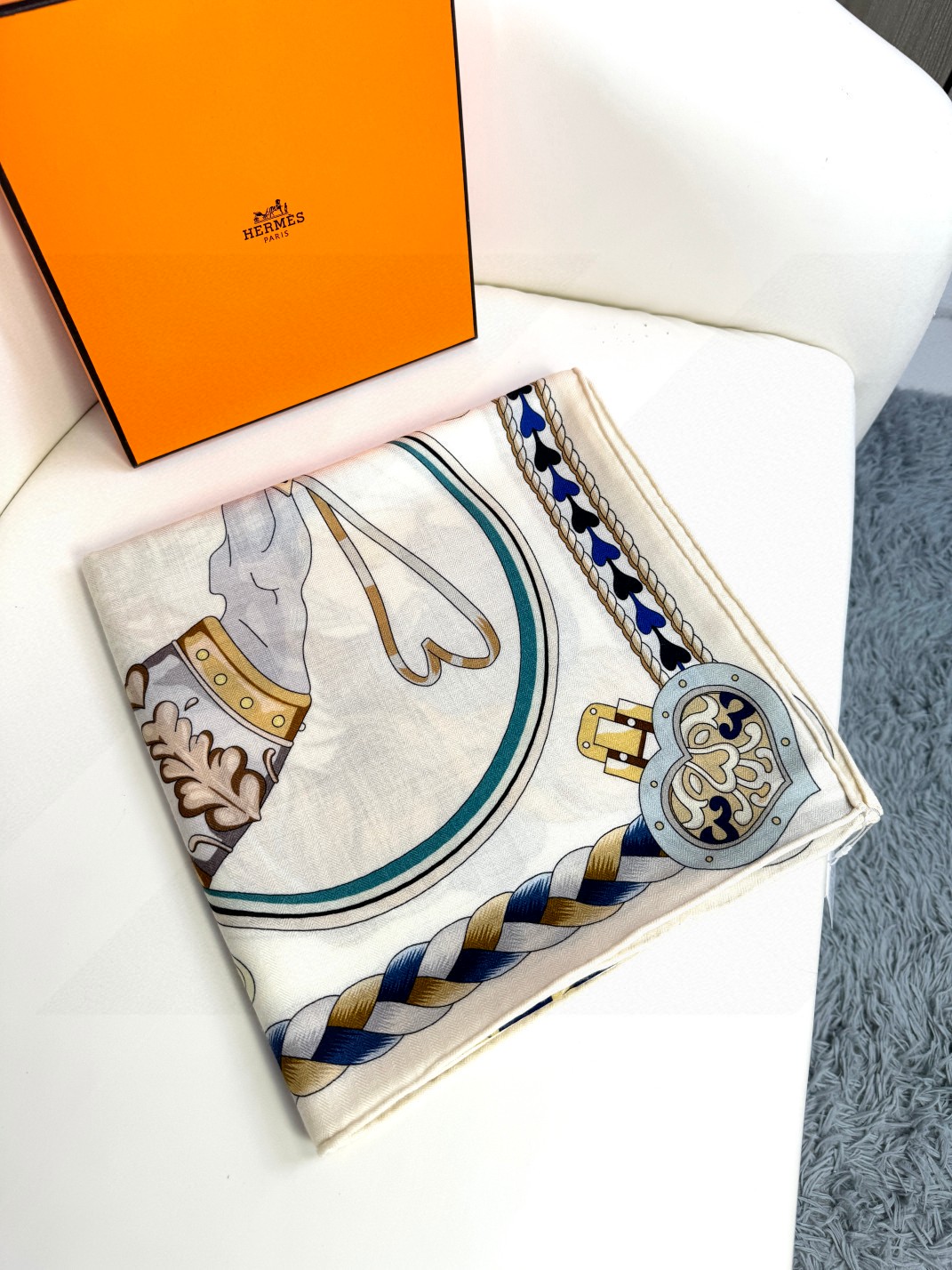  2024年专柜同步 Hermes【双面同色 顶级丝绒方巾140推荐💕顶级工艺超值‼️爱马仕专柜爆款🎁🎁