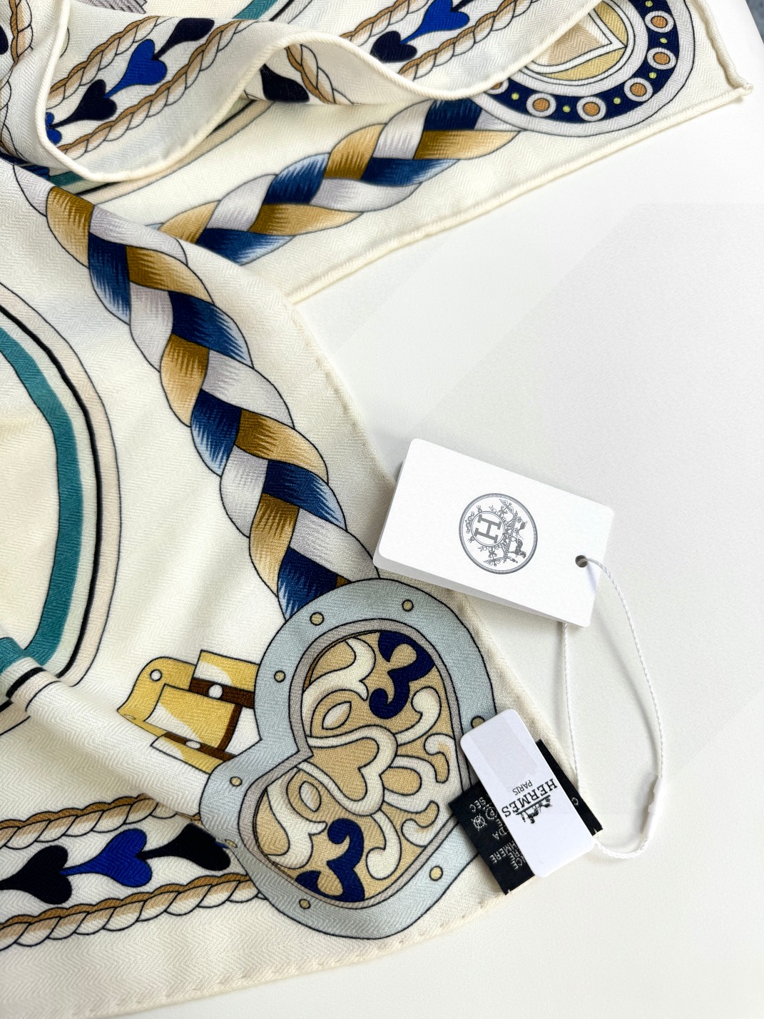  2024年专柜同步 Hermes【双面同色 顶级丝绒方巾140推荐💕顶级工艺超值‼️爱马仕专柜爆款🎁🎁
