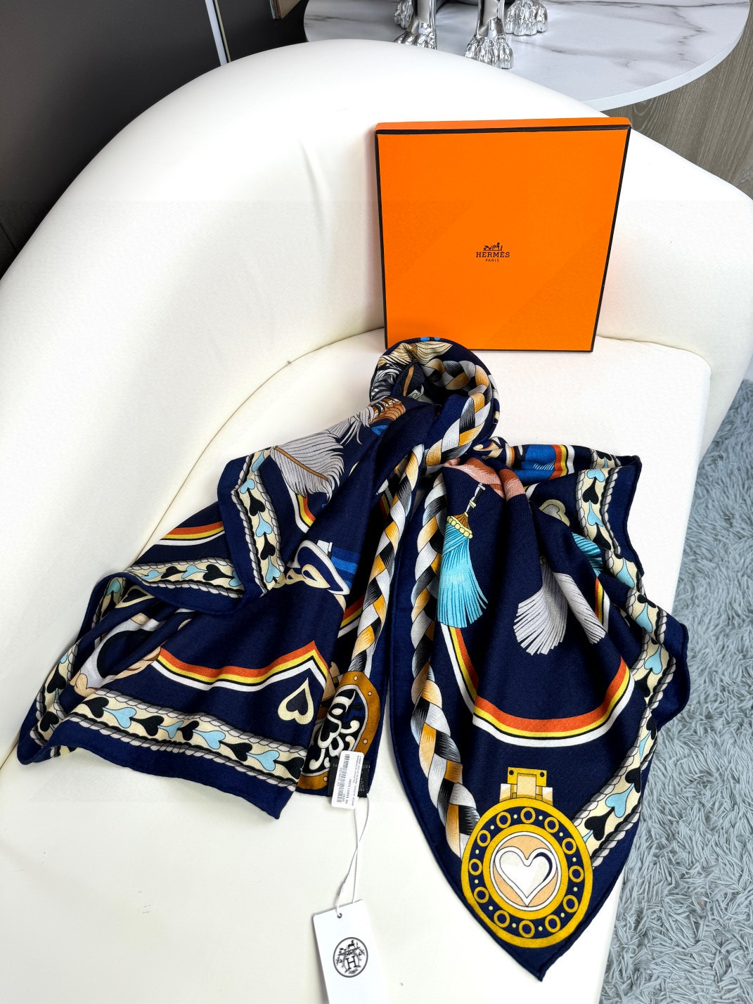  2024年专柜同步 Hermes【双面同色 顶级丝绒方巾140推荐💕顶级工艺超值‼️爱马仕专柜爆款🎁