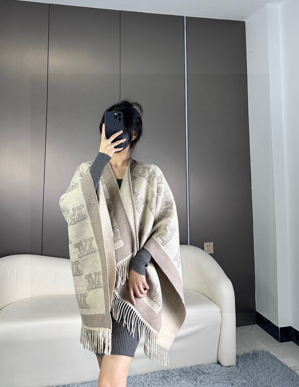  要珍惜 拼命也要抢的尾货‼️ MaxMara很经典的老花披肩❗️ 够经典的设计，细节.细节控来.绝对是