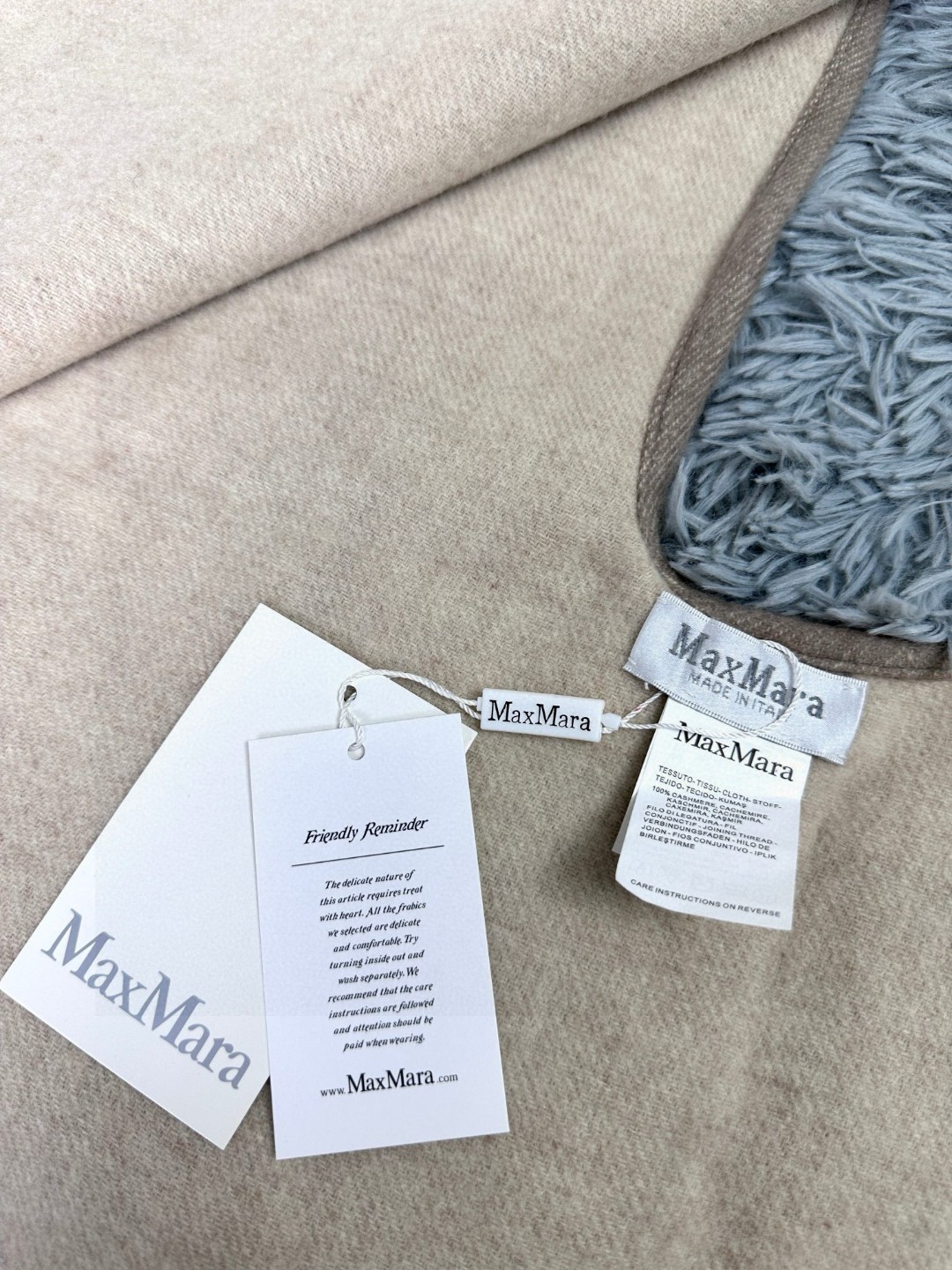  要珍惜 拼命也要抢的尾货‼️ MaxMara很经典的老花披肩❗️ 够经典的设计，细节.细节控来.绝对是
