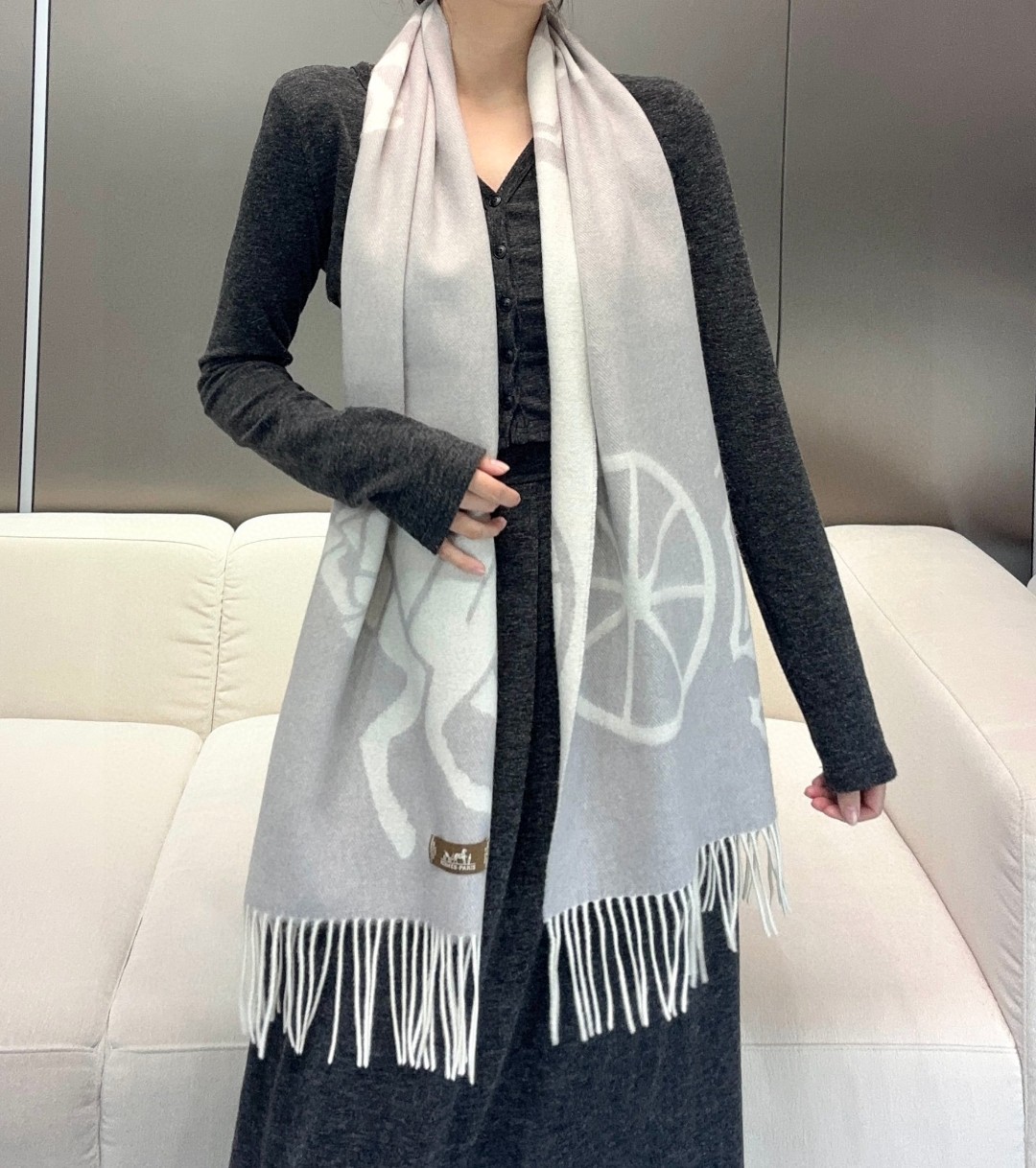  Hermes · 爱马仕重磅推荐💥 100%羊毛材质。非常保暖👑 柔软亲肤，不扎脖😍经典双面设计，一条