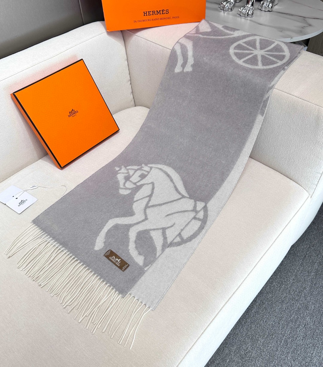  Hermes · 爱马仕重磅推荐💥 100%羊毛材质。非常保暖👑 柔软亲肤，不扎脖😍经典双面设计，一条