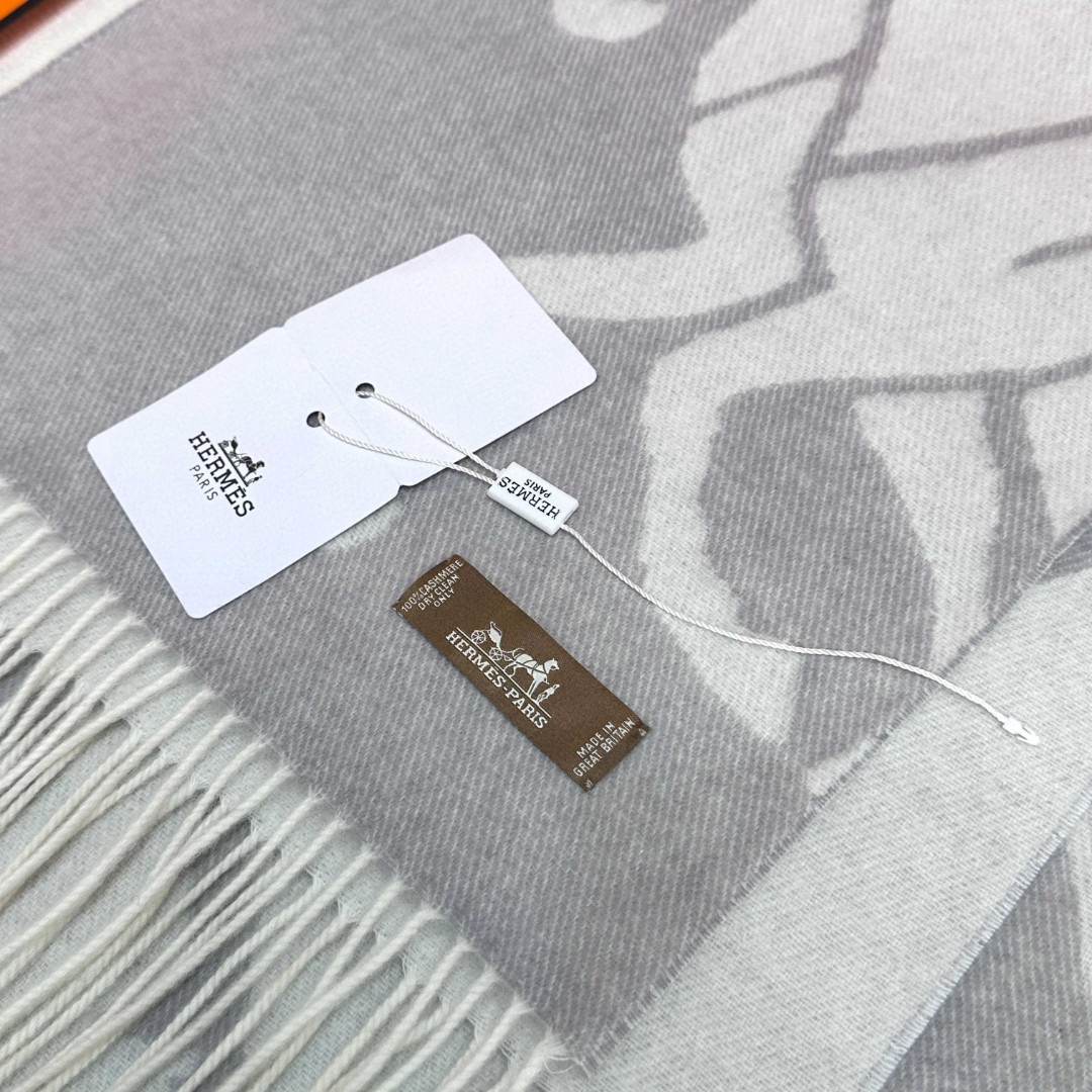  Hermes · 爱马仕重磅推荐💥 100%羊毛材质。非常保暖👑 柔软亲肤，不扎脖😍经典双面设计，一条