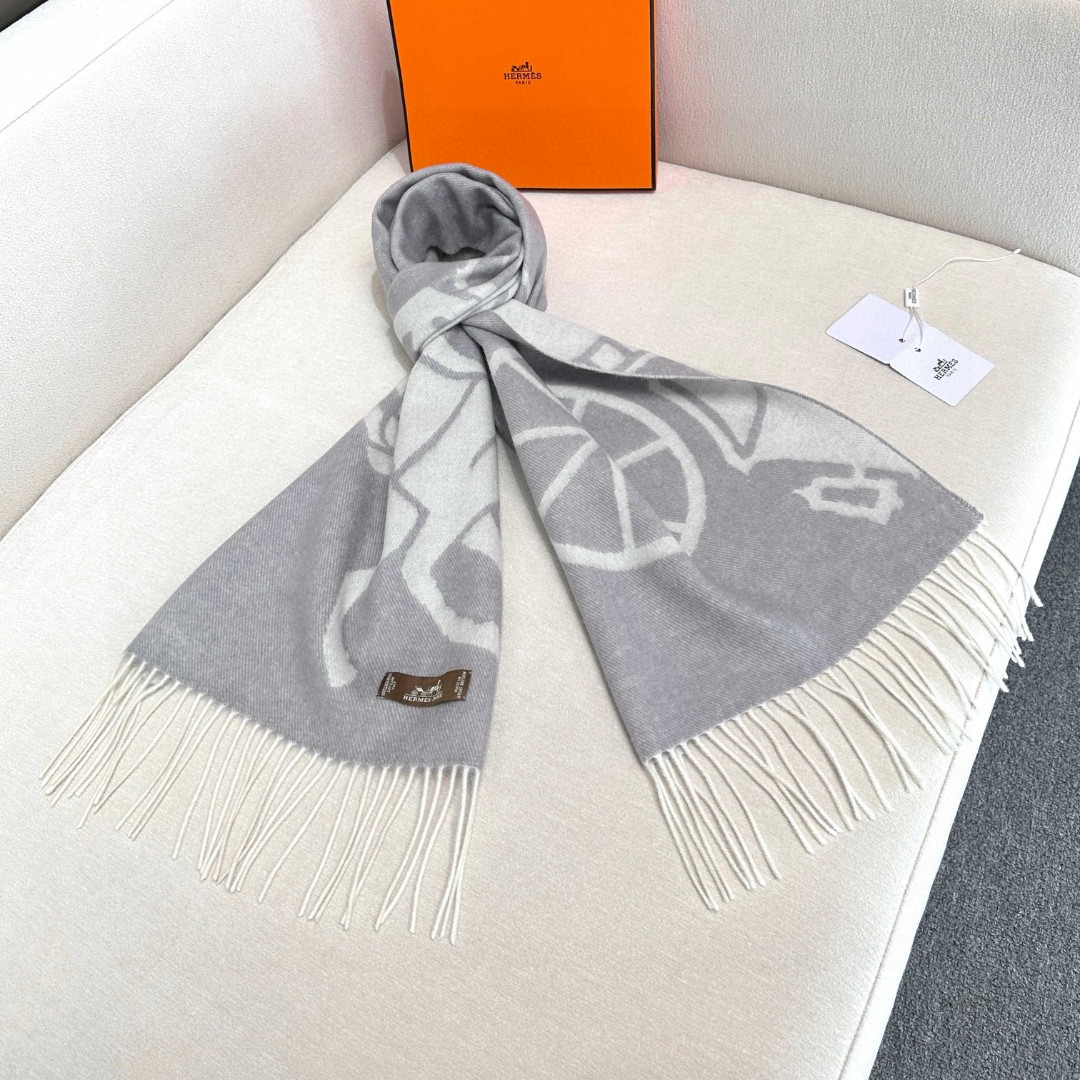  Hermes · 爱马仕重磅推荐💥 100%羊毛材质。非常保暖👑 柔软亲肤，不扎脖😍经典双面设计，一条