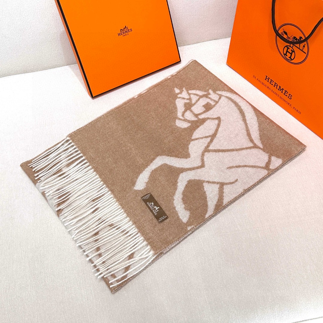 Hermes · 爱马仕重磅推荐💥 100%羊毛材质。非常保暖👑 柔软亲肤，不扎脖😍经典双面设计，一条