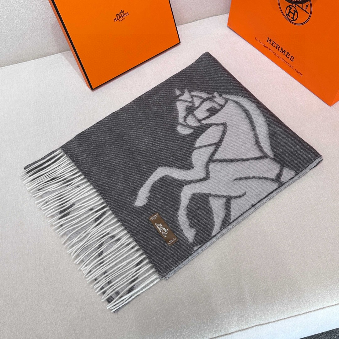  Hermes · 爱马仕重磅推荐💥 100%羊毛材质。非常保暖👑 柔软亲肤，不扎脖😍经典双面设计，一条