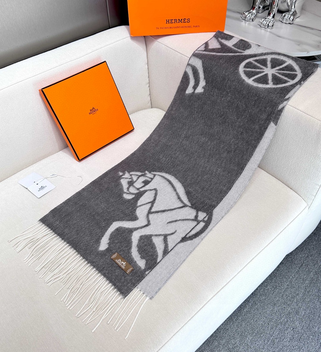  Hermes · 爱马仕重磅推荐💥 100%羊毛材质。非常保暖👑 柔软亲肤，不扎脖😍经典双面设计，一条