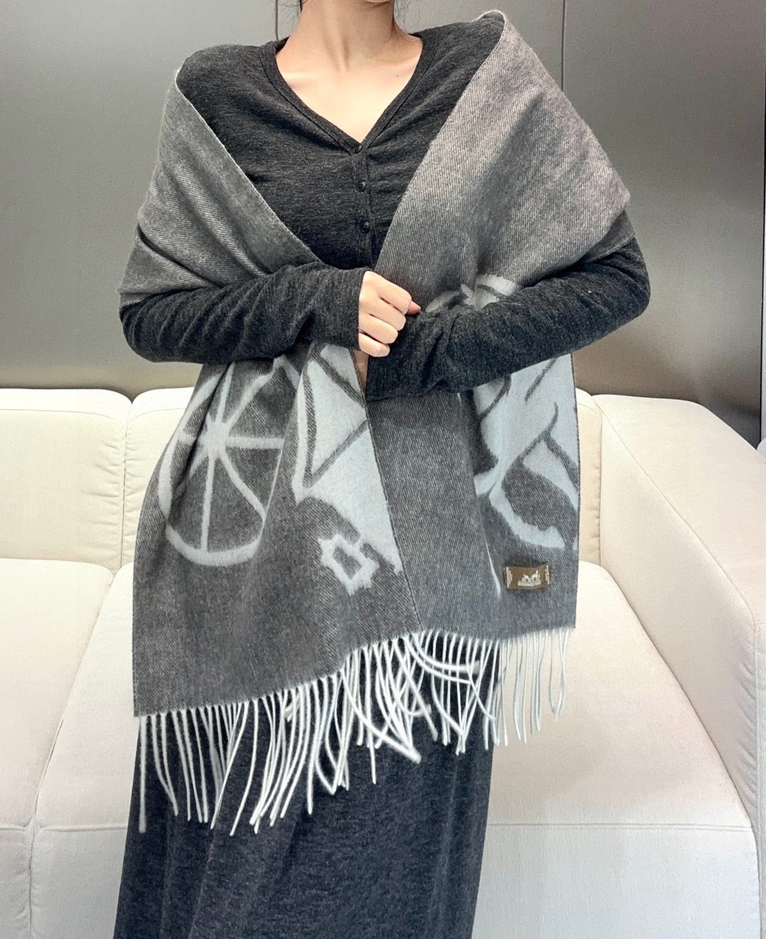  Hermes · 爱马仕重磅推荐💥 100%羊毛材质。非常保暖👑 柔软亲肤，不扎脖😍经典双面设计，一条