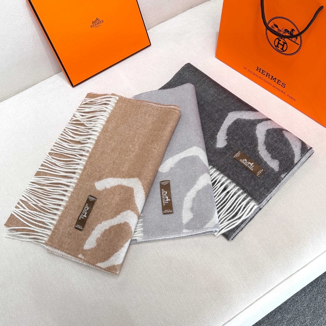  Hermes · 爱马仕重磅推荐💥 100%羊毛材质。非常保暖👑 柔软亲肤，不扎脖😍经典双面设计，一条