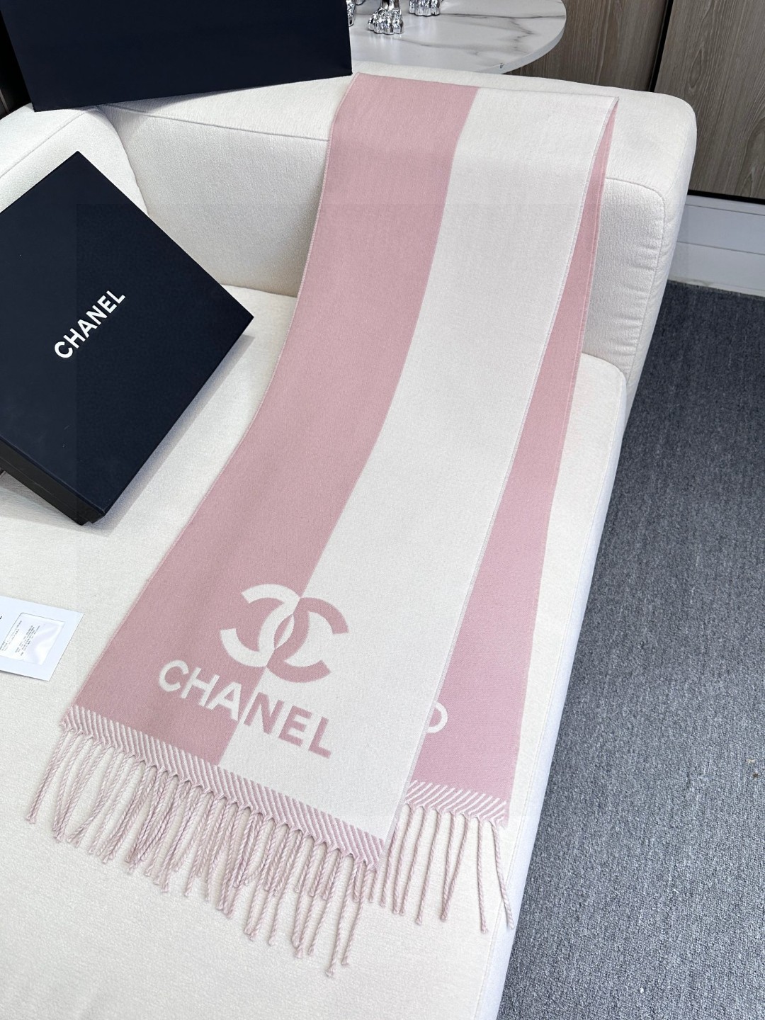 
𝐂𝐇𝐀𝐍𝐄𝐋新《双面拼色提花》裸粉色
Size：184x34cm (不含流苏)
目测是大爆款！双面异色