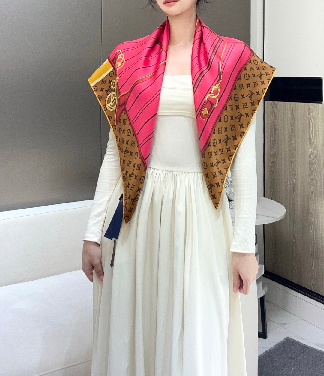 
Louis Vuitton 90 方巾
面料为最顶级16姆米桑蚕丝 手感柔软丝滑 绝对独一无二❗,金字