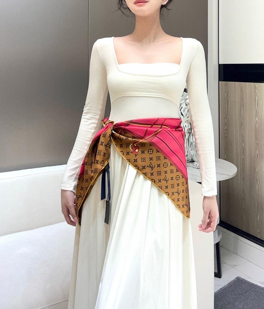 
Louis Vuitton 90 方巾
面料为最顶级16姆米桑蚕丝 手感柔软丝滑 绝对独一无二❗,金字