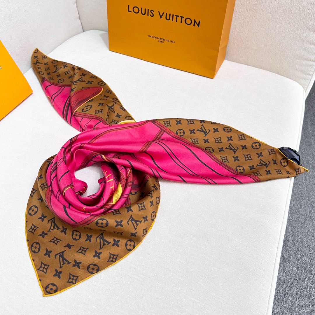 
Louis Vuitton 90 方巾
面料为最顶级16姆米桑蚕丝 手感柔软丝滑 绝对独一无二❗,金字